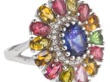 une photo d'une bague multicolore sertie de saphirs et de diamants