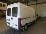 une camionnette blanche garée à l'intérieur d'un bâtiment
