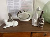 trois figurines de chats posées sur une commode