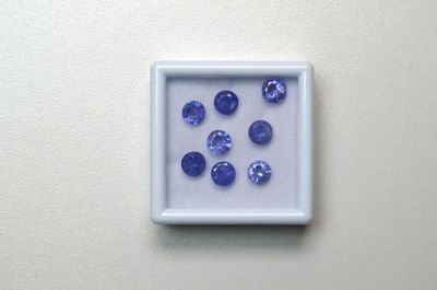 une photo représentant des pierres précieuses bleues dans un cadre blanc