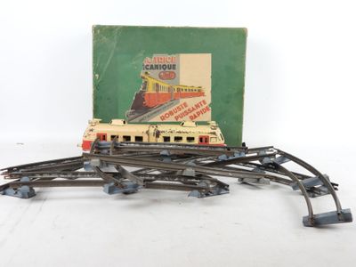 une boîte contenant des rails de train, sur laquelle est posé un train