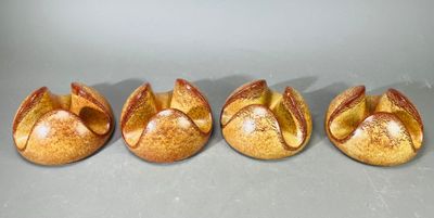quatre fruits posés les uns à côté des autres sur une table