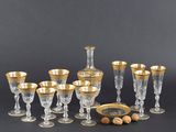 beaucoup de verres à vin et un saladier sur la table