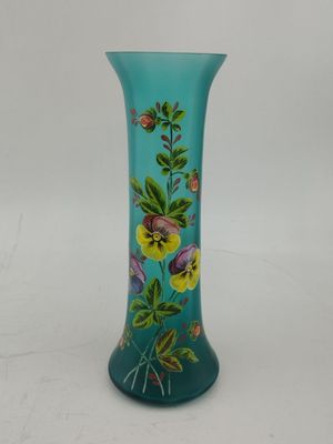 Vase bleu en verre à décor de fleurs H.