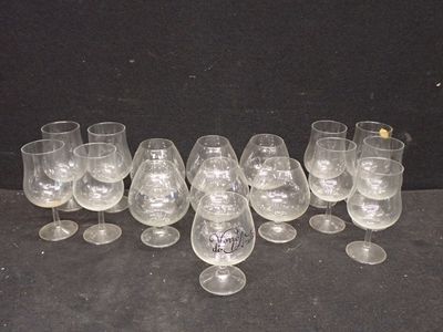 un grand nombre de verres à vin vides posés sur une table