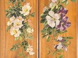 deux panneaux en bois sur lesquels sont peintes des fleurs