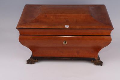 COFFRET à châles de forme tombeau en bois de placage et file…