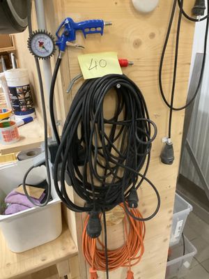 un tas de fils qui pendent du mur