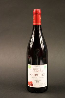 la bouteille de vin rouge est posée sur la table