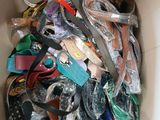 une boîte en carton remplie de toutes sortes de chaussures