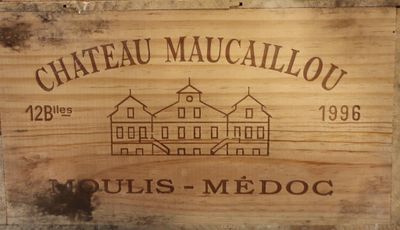 une boîte en bois sur laquelle est apposée une étiquette de vin