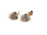 une paire de boucles d'oreilles en or ornées d'un cristal en forme de cœur