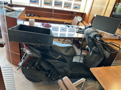 une moto qui se trouve dans une pièce, à côté d'un bureau