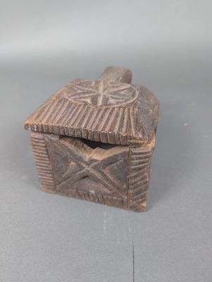 une image représentant une petite boîte en bois avec un couvercle, posée sur une table