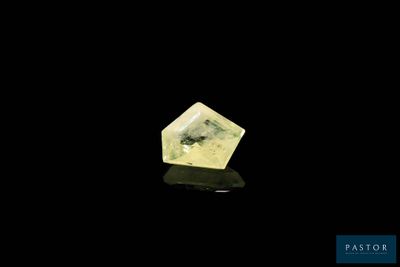 un diamant jaune sur fond noir
