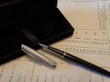 un stylo et un stylo à bille posés sur une feuille de papier