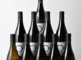 six bouteilles de vin posées sur une table en bois