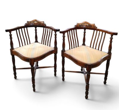 une paire de chaises anciennes en bois, avec dossier et accoudoirs en rotin