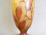 un vase orné d'un motif, posé sur une table