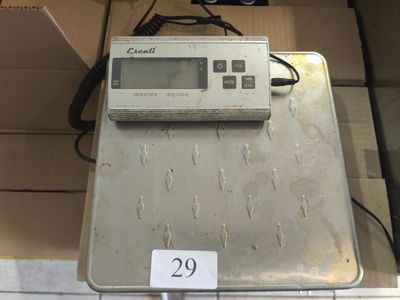 une balance posée sur une boîte