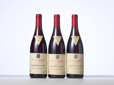 trois bouteilles de vin rouge posées sur une table