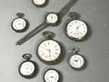de nombreux types de montres de poche sur la table