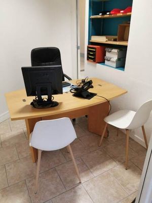 Bureau bois. 2 chaises de bureau.