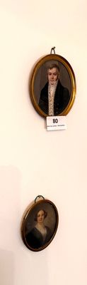 de nombreux portraits de personnes accrochés au mur de cette pièce