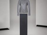 une photo d'un mannequin portant un t-shirt gris et une jupe noire