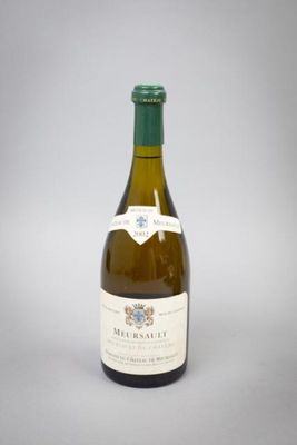 une bouteille de vin posée sur une table