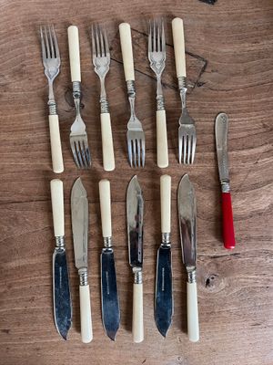 J/Lot inox et bakélite: 6 couverts à poisson et un tartineur