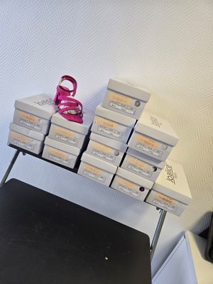 Lot de 12 paires de chaussures couleur fuchsia velours JOALICE du...