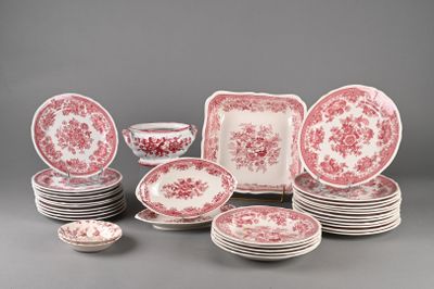 plusieurs assiettes et bols posés sur une table