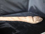 un gros os dans un étui muni d'un manche en bois