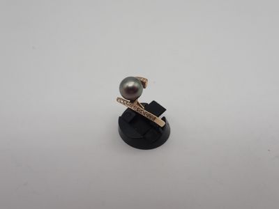 Bague en or, perle grise et petits diamants, poids 5,1 gr, T…