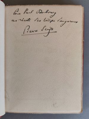 un livre ouvert avec une écriture dessus, posé sur une table