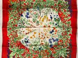 une photo d'un foulard carré à motifs floraux rouges et verts