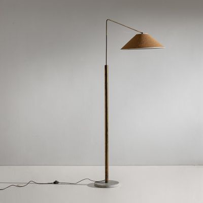 un lampadaire avec un pied en bois et un abat-jour beige