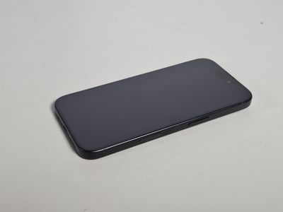 un gros plan d'un téléphone portable posé sur une table, sur fond blanc