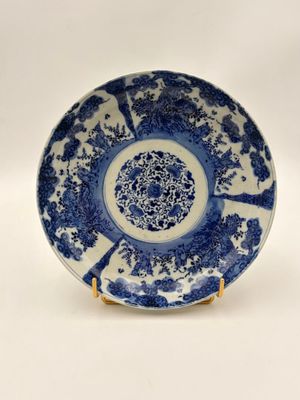 CHINE. Assiette en porcelaine bleu et blanc à décors de pays…