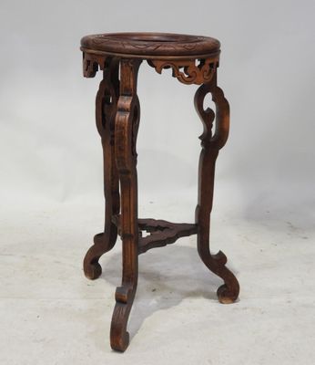 une vieille table en bois dont le plateau est sculpté sur fond blanc