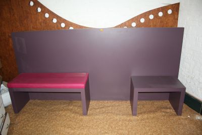 deux bancs violets placés l'un à côté de l'autre dans une pièce