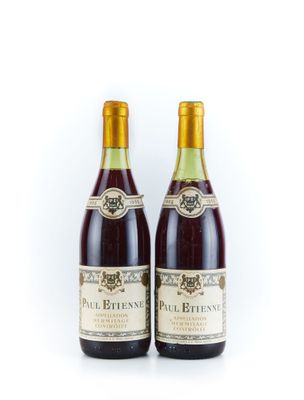 deux bouteilles de vin posées l'une à côté de l'autre sur une surface blanche