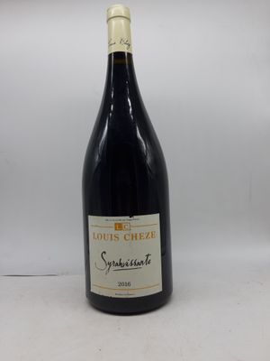 une bouteille de vin posée sur une table blanche
