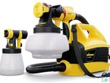 un gros plan sur un pulvérisateur jaune et noir et une lumière blanche