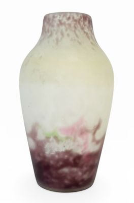 un vase blanc orné d'un motif violet et vert