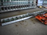 une grande machine placée au milieu d'une pièce