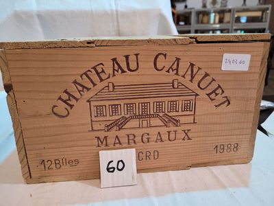 une boîte de vin posée sur une table, avec une étiquette de prix dessus