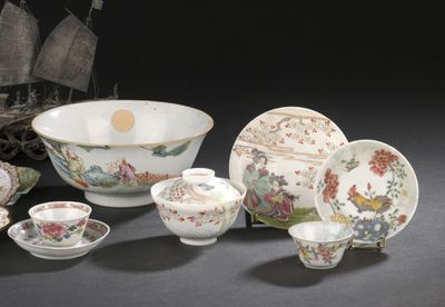 de nombreux types de plats et de bols en porcelaine sur la table