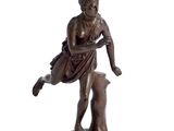 statue en bronze représentant une femme accompagnée d'un chien, sur fond blanc